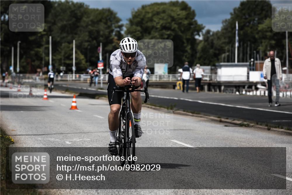 16.08.2026 - KN Förde Triathlon 2026 H.Heesch http://msf.ph/oto/9982029 16.08.2026 12:52:50 Radfahren 504, 546, 562, 580, 705, 710 meine-sportfotos.de