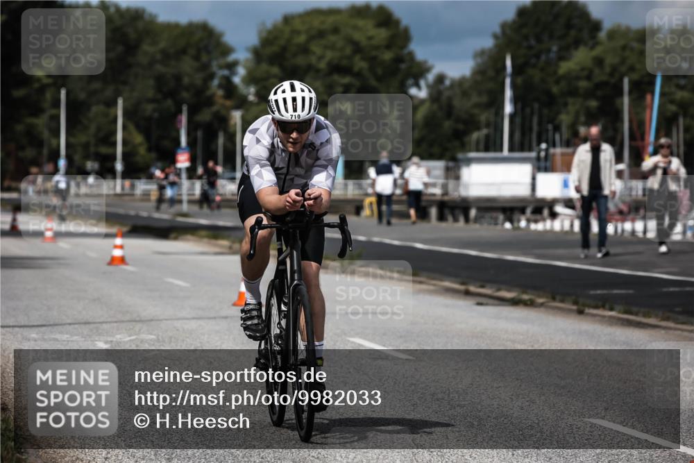 16.08.2026 - KN Förde Triathlon 2026 H.Heesch http://msf.ph/oto/9982033 16.08.2026 12:52:50 Radfahren 504, 546, 562, 580, 705, 710 meine-sportfotos.de