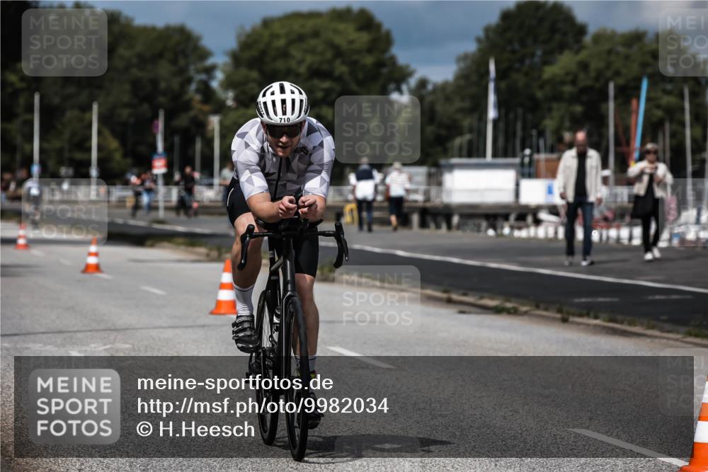 16.08.2026 - KN Förde Triathlon 2026 H.Heesch http://msf.ph/oto/9982034 16.08.2026 12:52:50 Radfahren 504, 546, 562, 580, 705, 710 meine-sportfotos.de