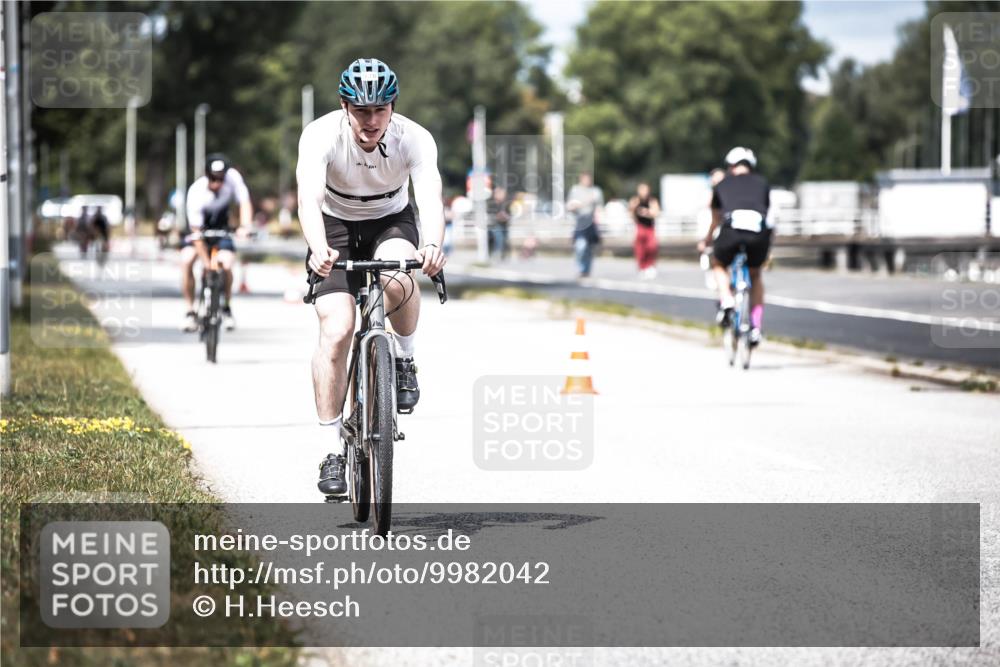 16.08.2026 - KN Förde Triathlon 2026 H.Heesch http://msf.ph/oto/9982042 16.08.2026 12:52:56 Radfahren 538, 548, 562, 580, 705 meine-sportfotos.de
