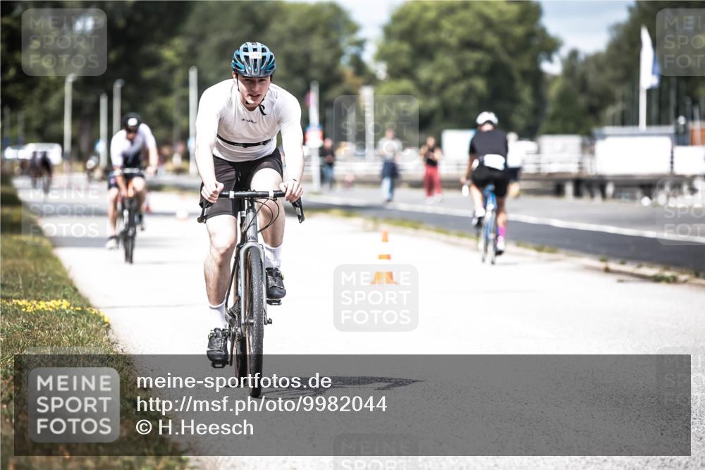 16.08.2026 - KN Förde Triathlon 2026 H.Heesch http://msf.ph/oto/9982044 16.08.2026 12:52:56 Radfahren 538, 548, 562, 580, 705 meine-sportfotos.de