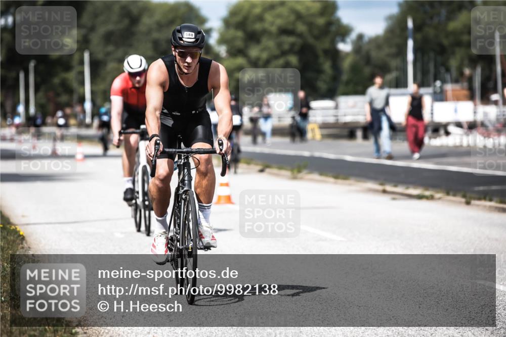 16.08.2026 - KN Förde Triathlon 2026 H.Heesch http://msf.ph/oto/9982138 16.08.2026 12:53:24 Radfahren 517, 556, 569, 588, 719 meine-sportfotos.de