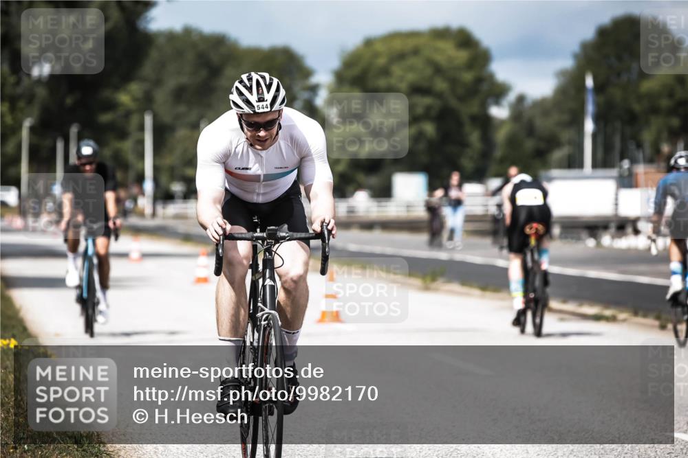 16.08.2026 - KN Förde Triathlon 2026 H.Heesch http://msf.ph/oto/9982170 16.08.2026 12:53:34 Radfahren 544, 575 meine-sportfotos.de