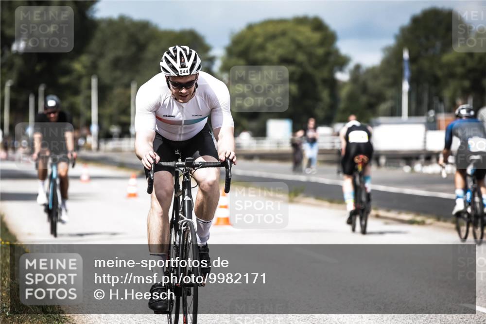 16.08.2026 - KN Förde Triathlon 2026 H.Heesch http://msf.ph/oto/9982171 16.08.2026 12:53:34 Radfahren 544, 575 meine-sportfotos.de