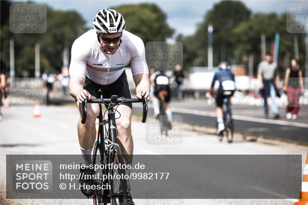 16.08.2026 - KN Förde Triathlon 2026 H.Heesch http://msf.ph/oto/9982177 16.08.2026 12:53:34 Radfahren 544, 575 meine-sportfotos.de