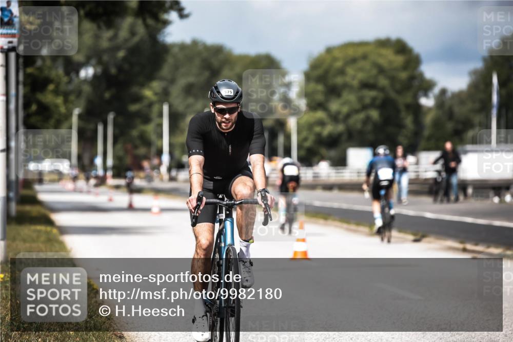16.08.2026 - KN Förde Triathlon 2026 H.Heesch http://msf.ph/oto/9982180 16.08.2026 12:53:36 Radfahren 544, 575 meine-sportfotos.de