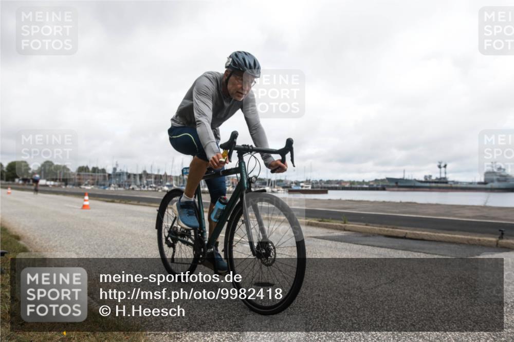 16.08.2026 - KN Förde Triathlon 2026 H.Heesch http://msf.ph/oto/9982418 16.08.2026 11:34:50 Radfahren 345, 358, 374, 394, 408, 410 meine-sportfotos.de