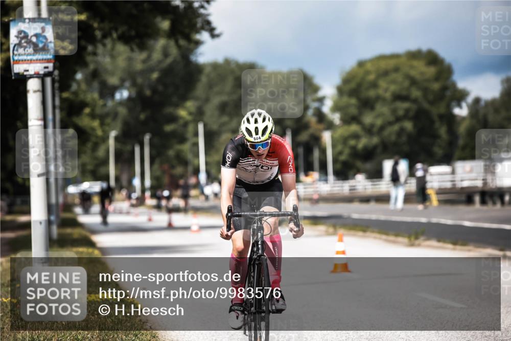 16.08.2026 - KN Förde Triathlon 2026 H.Heesch http://msf.ph/oto/9983576 16.08.2026 12:54:57 Radfahren 504, 565, 721 meine-sportfotos.de