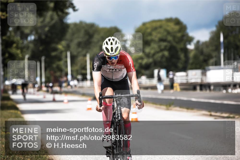 16.08.2026 - KN Förde Triathlon 2026 H.Heesch http://msf.ph/oto/9983582 16.08.2026 12:54:57 Radfahren 504, 565, 721 meine-sportfotos.de