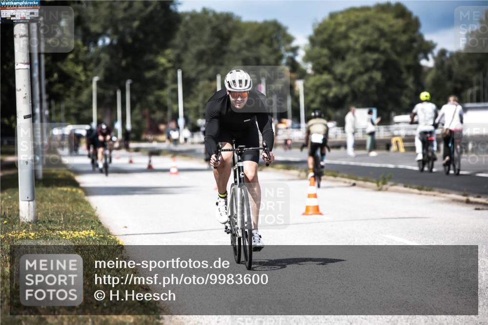 16.08.2026 - KN Förde Triathlon 2026 H.Heesch http://msf.ph/oto/9983600 16.08.2026 12:55:05 Radfahren 196, 523, 555, 586, 721 meine-sportfotos.de