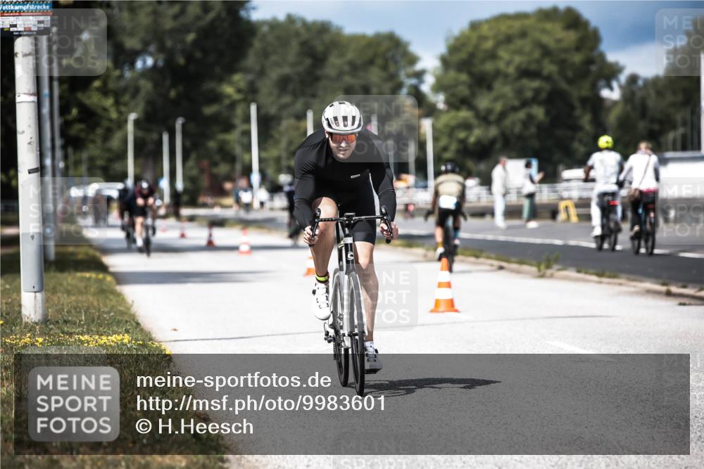 16.08.2026 - KN Förde Triathlon 2026 H.Heesch http://msf.ph/oto/9983601 16.08.2026 12:55:05 Radfahren 196, 523, 555, 586, 721 meine-sportfotos.de