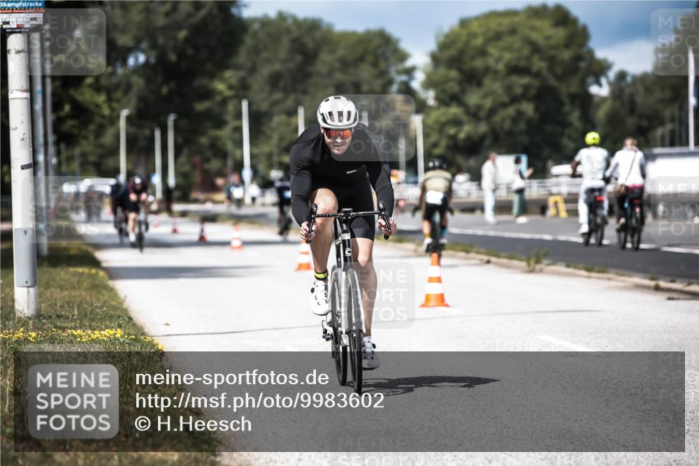 16.08.2026 - KN Förde Triathlon 2026 H.Heesch http://msf.ph/oto/9983602 16.08.2026 12:55:05 Radfahren 196, 523, 555, 586, 721 meine-sportfotos.de