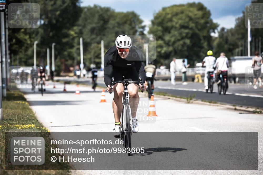 16.08.2026 - KN Förde Triathlon 2026 H.Heesch http://msf.ph/oto/9983605 16.08.2026 12:55:05 Radfahren 196, 523, 555, 586, 721 meine-sportfotos.de