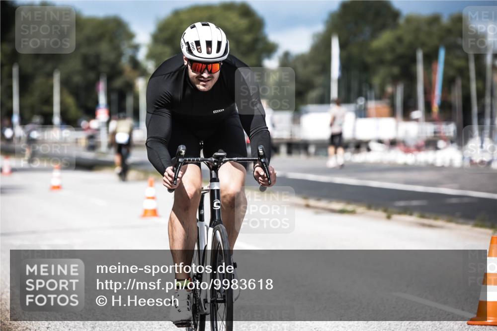 16.08.2026 - KN Förde Triathlon 2026 H.Heesch http://msf.ph/oto/9983618 16.08.2026 12:55:06 Radfahren 196, 523, 555, 586, 733 meine-sportfotos.de