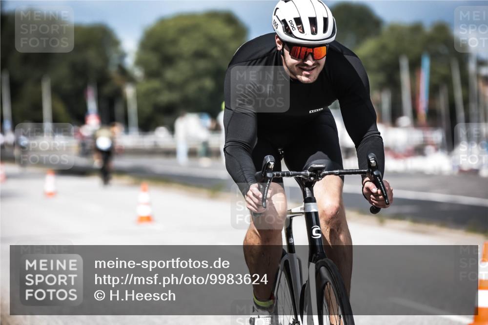 16.08.2026 - KN Förde Triathlon 2026 H.Heesch http://msf.ph/oto/9983624 16.08.2026 12:55:06 Radfahren 196, 523, 555, 586, 733 meine-sportfotos.de