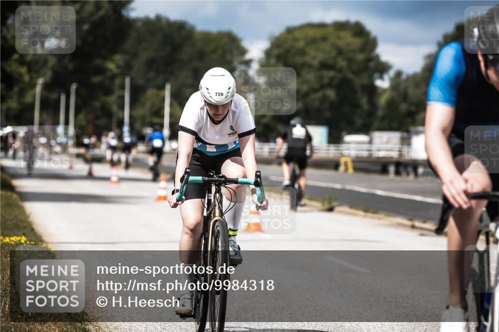 16.08.2026 - KN Förde Triathlon 2026 H.Heesch http://msf.ph/oto/9984318 16.08.2026 12:58:10 Radfahren 509, 720, 724 meine-sportfotos.de
