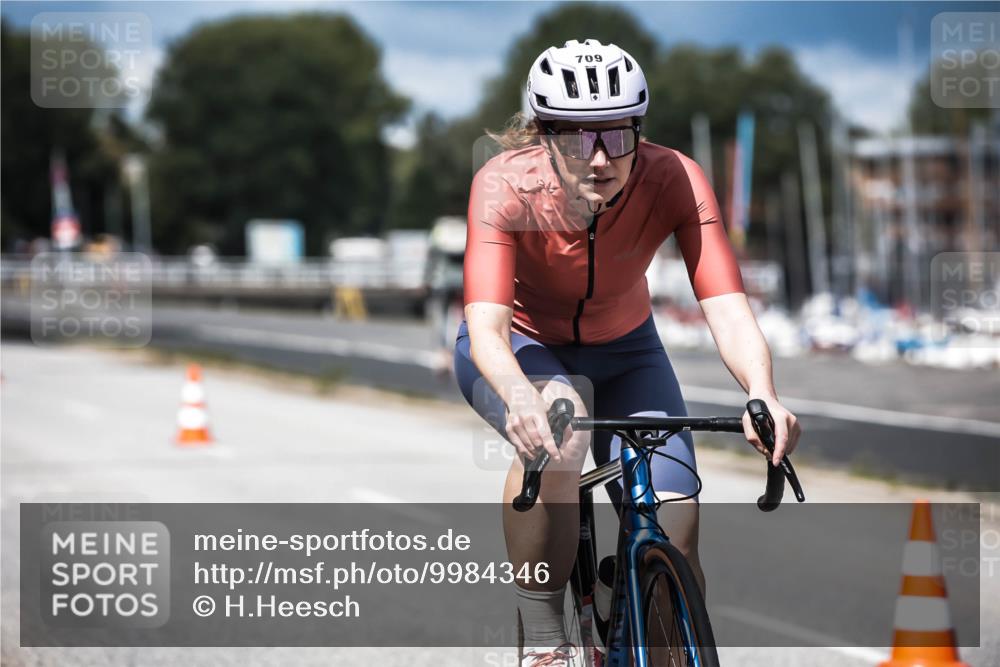 16.08.2026 - KN Förde Triathlon 2026 H.Heesch http://msf.ph/oto/9984346 16.08.2026 12:58:19 Radfahren 524, 551, 590, 594, 597, 607, 709, 743 meine-sportfotos.de