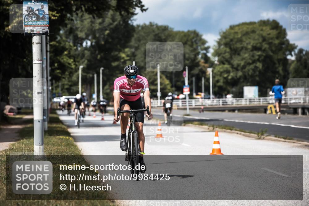 16.08.2026 - KN Förde Triathlon 2026 H.Heesch http://msf.ph/oto/9984425 16.08.2026 12:58:44 Radfahren 528, 595, 713 meine-sportfotos.de