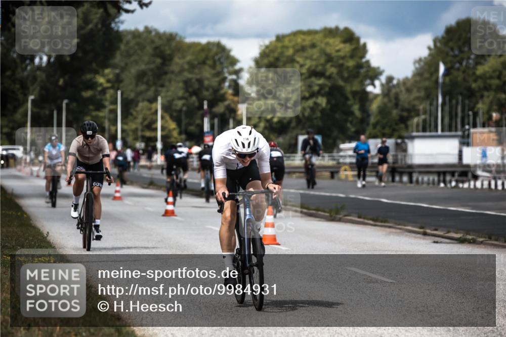 16.08.2026 - KN Förde Triathlon 2026 H.Heesch http://msf.ph/oto/9984931 16.08.2026 13:01:54 Radfahren 532, 598, 719, 730, 738 meine-sportfotos.de
