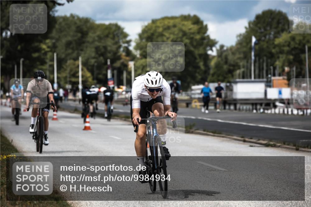 16.08.2026 - KN Förde Triathlon 2026 H.Heesch http://msf.ph/oto/9984934 16.08.2026 13:01:54 Radfahren 532, 598, 719, 730, 738 meine-sportfotos.de