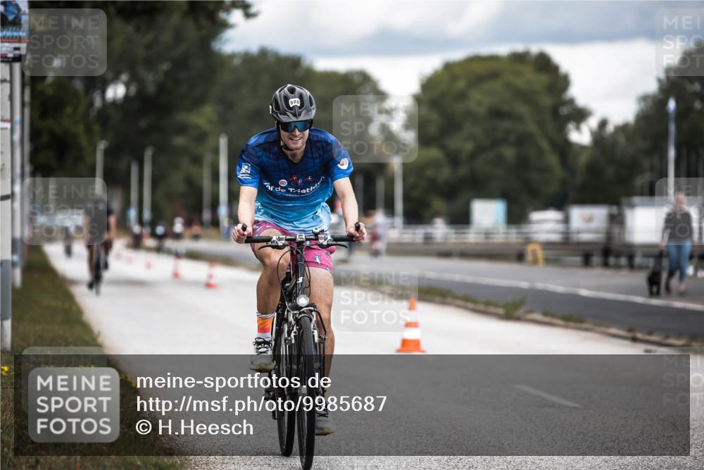 16.08.2026 - KN Förde Triathlon 2026 H.Heesch http://msf.ph/oto/9985687 16.08.2026 13:06:29 Radfahren 527, 580, 709, 725 meine-sportfotos.de