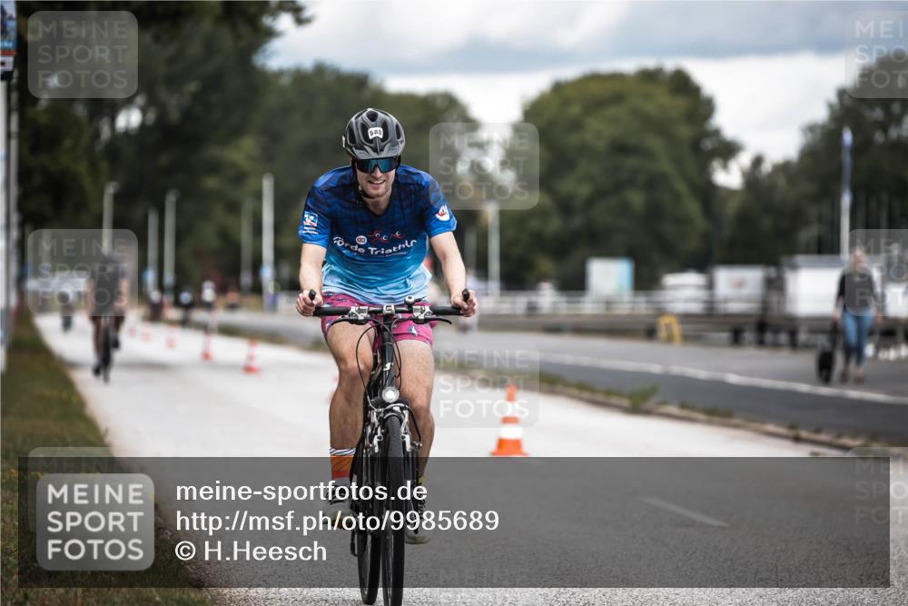 16.08.2026 - KN Förde Triathlon 2026 H.Heesch http://msf.ph/oto/9985689 16.08.2026 13:06:29 Radfahren 527, 580, 709, 725 meine-sportfotos.de