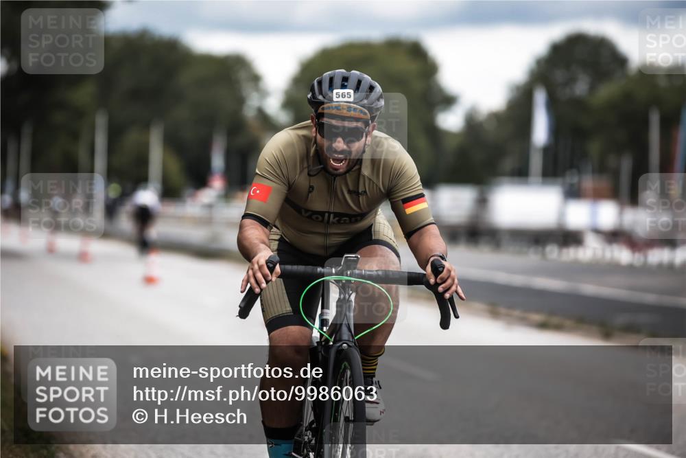 16.08.2026 - KN Förde Triathlon 2026 H.Heesch http://msf.ph/oto/9986063 16.08.2026 13:08:10 Radfahren 565, 710, 732 meine-sportfotos.de