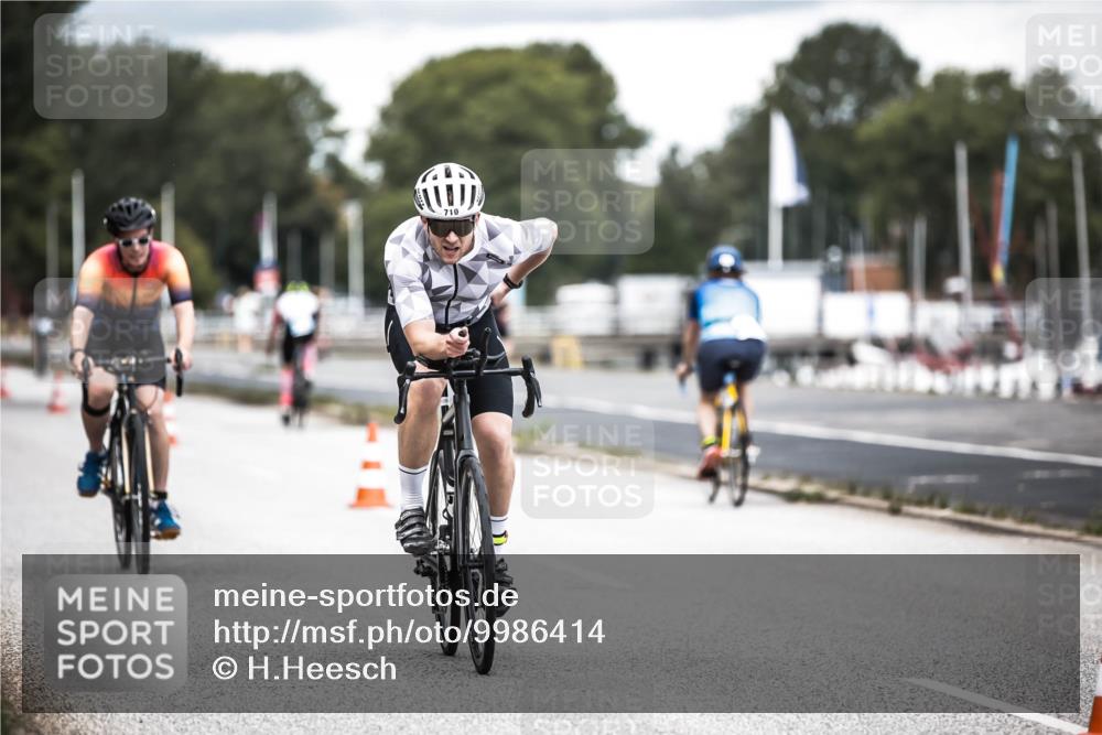 16.08.2026 - KN Förde Triathlon 2026 H.Heesch http://msf.ph/oto/9986414 16.08.2026 13:10:16 Radfahren 592, 710, 732 meine-sportfotos.de