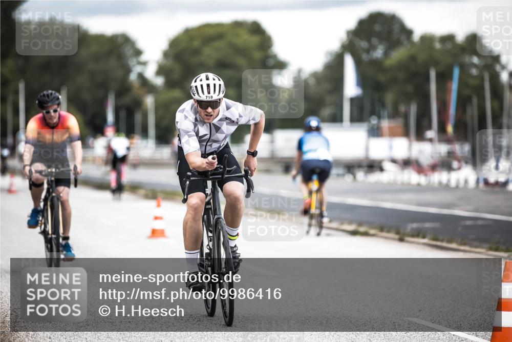 16.08.2026 - KN Förde Triathlon 2026 H.Heesch http://msf.ph/oto/9986416 16.08.2026 13:10:16 Radfahren 592, 710, 732 meine-sportfotos.de