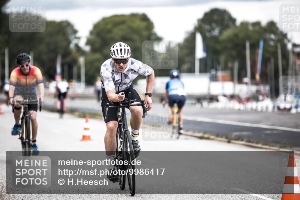16.08.2026 - KN Förde Triathlon 2026 H.Heesch http://msf.ph/oto/9986417 16.08.2026 13:10:16 Radfahren 592, 710, 732 meine-sportfotos.de