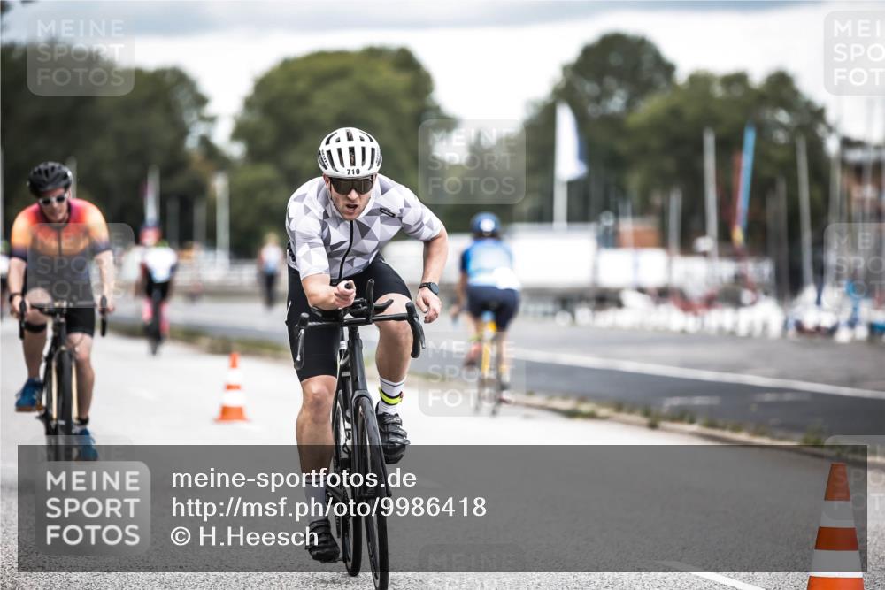 16.08.2026 - KN Förde Triathlon 2026 H.Heesch http://msf.ph/oto/9986418 16.08.2026 13:10:16 Radfahren 592, 710, 732 meine-sportfotos.de