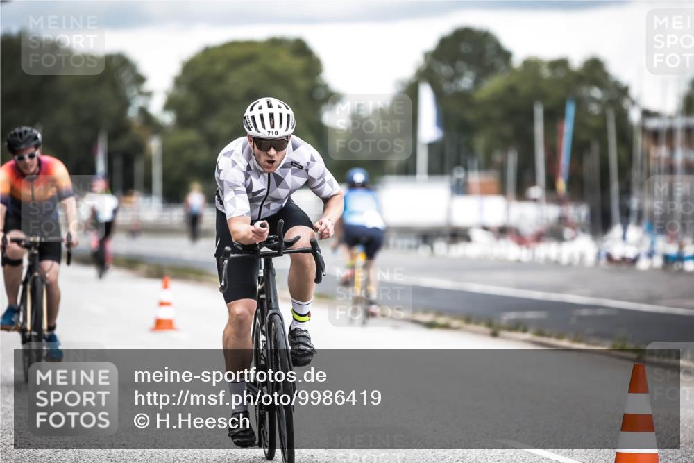 16.08.2026 - KN Förde Triathlon 2026 H.Heesch http://msf.ph/oto/9986419 16.08.2026 13:10:16 Radfahren 592, 710, 732 meine-sportfotos.de