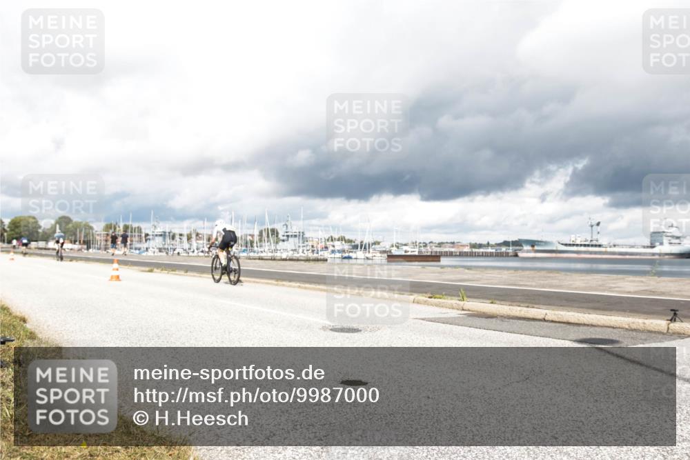 16.08.2026 - KN Förde Triathlon 2026 H.Heesch http://msf.ph/oto/9987000 16.08.2026 13:00:03 Radfahren 525, 558 meine-sportfotos.de