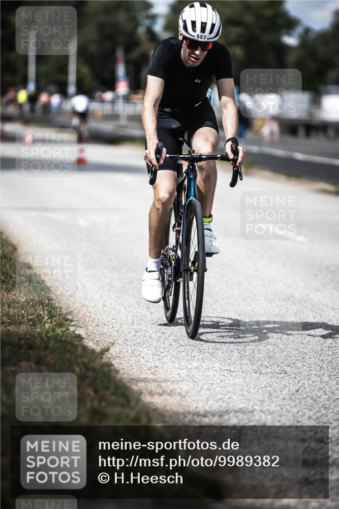 16.08.2026 - KN Förde Triathlon 2026 H.Heesch http://msf.ph/oto/9989382 16.08.2026 13:20:28 Radfahren 556, 588 meine-sportfotos.de