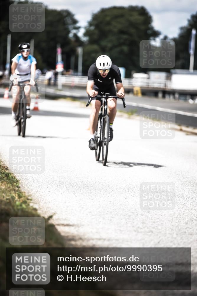16.08.2026 - KN Förde Triathlon 2026 H.Heesch http://msf.ph/oto/9990395 16.08.2026 13:26:01 Radfahren 726, 731 meine-sportfotos.de