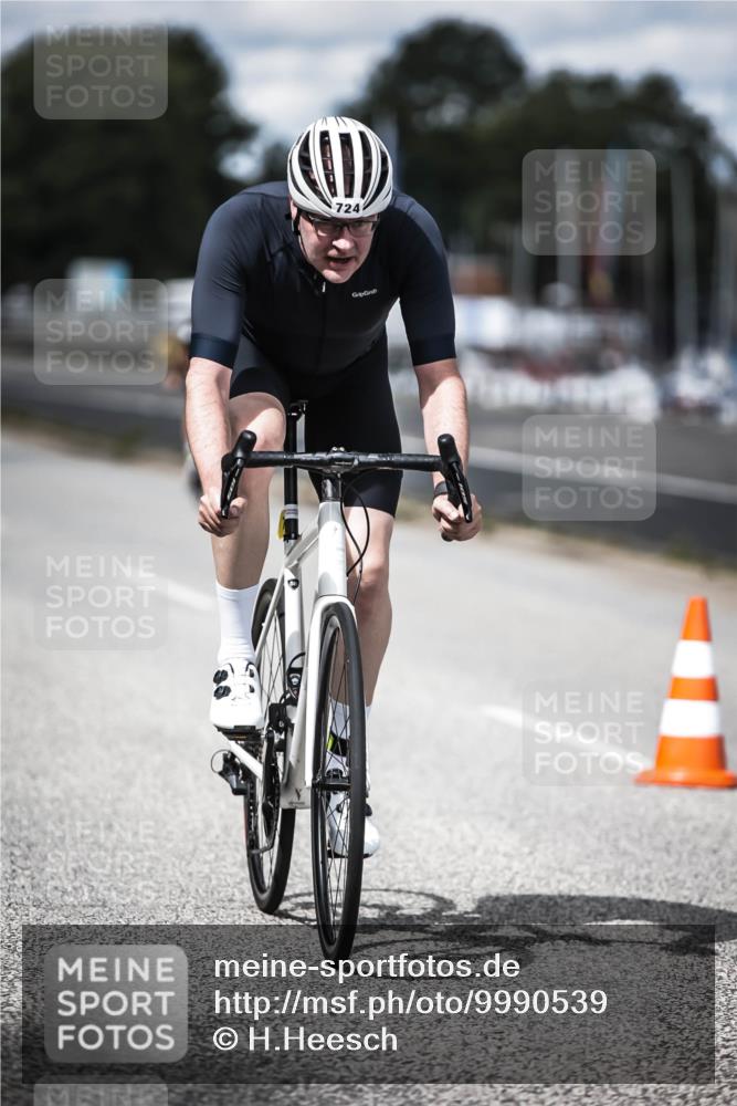 16.08.2026 - KN Förde Triathlon 2026 H.Heesch http://msf.ph/oto/9990539 16.08.2026 13:26:39 Radfahren 566, 715, 742 meine-sportfotos.de