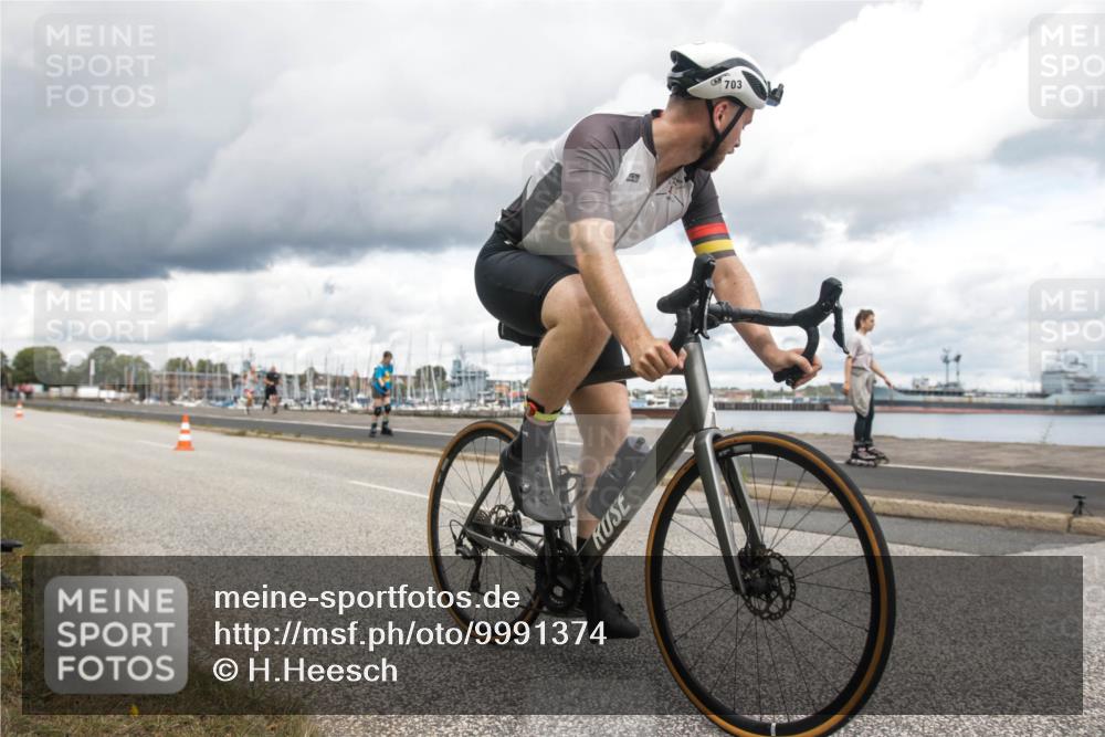 16.08.2026 - KN Förde Triathlon 2026 H.Heesch http://msf.ph/oto/9991374 16.08.2026 13:13:50 Radfahren 535, 567, 571, 585, 599, 608, 703, 731 meine-sportfotos.de