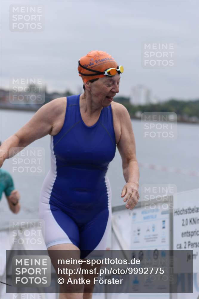 16.08.2026 - KN Förde Triathlon 2026 Antke Förster http://msf.ph/oto/9992775 16.08.2026 09:22:00 Schwimmen 188, 202, 215, 235, 216, 217, 229, 232, 242 meine-sportfotos.de