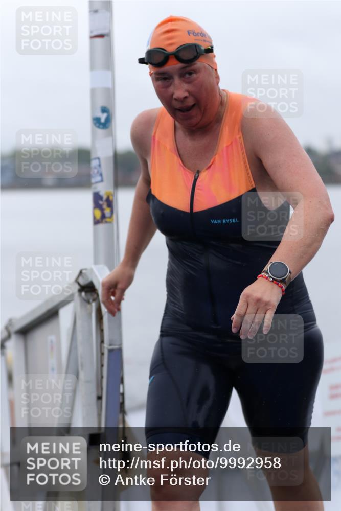 16.08.2026 - KN Förde Triathlon 2026 Antke Förster http://msf.ph/oto/9992958 16.08.2026 09:26:31 Schwimmen 259, 247, 250 meine-sportfotos.de