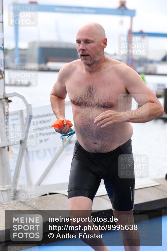 16.08.2026 - KN Förde Triathlon 2026 Antke Förster http://msf.ph/oto/9995638 16.08.2026 11:03:56 Schwimmen 379, 398, 403, 409, 334, 401, 412, 422 meine-sportfotos.de