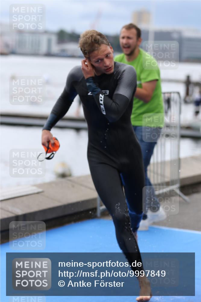 16.08.2026 - KN Förde Triathlon 2026 Antke Förster http://msf.ph/oto/9997849 16.08.2026 12:38:26 Schwimmen 504, 505 meine-sportfotos.de