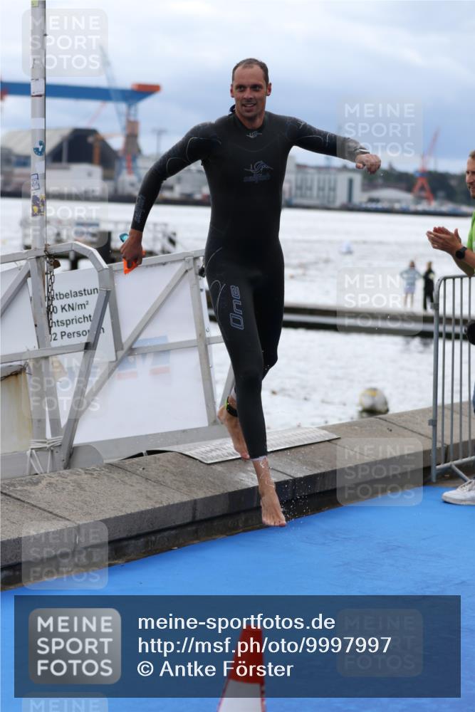 16.08.2026 - KN Förde Triathlon 2026 Antke Förster http://msf.ph/oto/9997997 16.08.2026 12:43:11 Schwimmen 530, 525, 551 meine-sportfotos.de