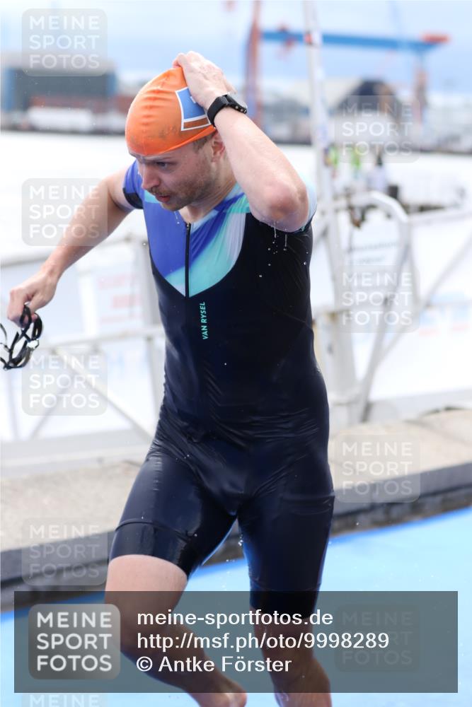16.08.2026 - KN Förde Triathlon 2026 Antke Förster http://msf.ph/oto/9998289 16.08.2026 12:51:46 Schwimmen 594, 745, 746 meine-sportfotos.de