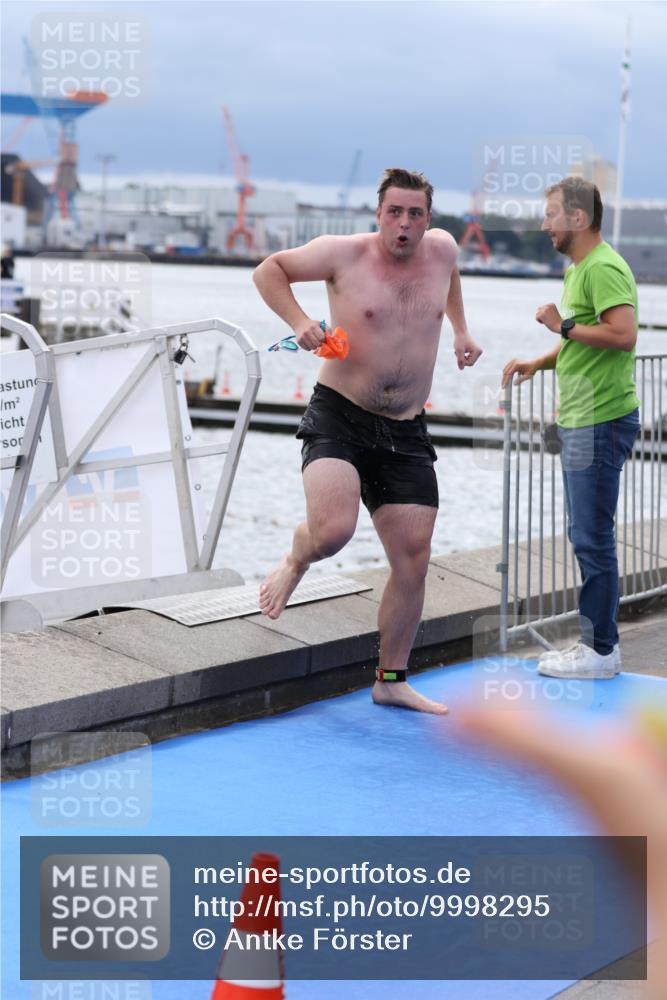16.08.2026 - KN Förde Triathlon 2026 Antke Förster http://msf.ph/oto/9998295 16.08.2026 12:52:03 Schwimmen 594, 745, 746 meine-sportfotos.de