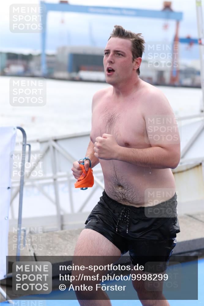 16.08.2026 - KN Förde Triathlon 2026 Antke Förster http://msf.ph/oto/9998299 16.08.2026 12:52:05 Schwimmen 594, 745, 746 meine-sportfotos.de