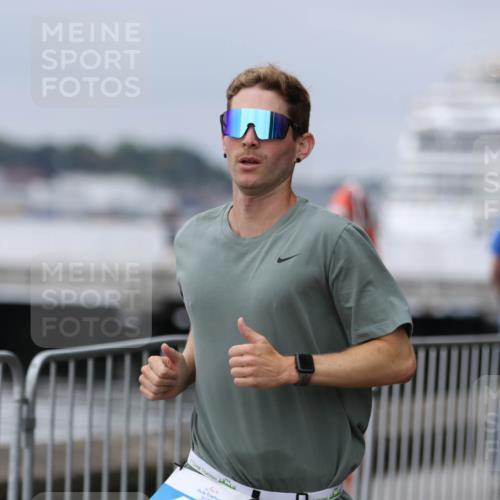 16.08.2026 - KN Förde Triathlon 2026 Antke Förster http://msf.ph/oto/10007243 16.08.2026 12:08:38 Laufen 425, 4303 meine-sportfotos.de