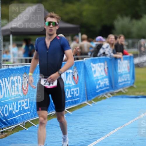 30.08.2026 - Elbe Triathlon Hamburg LAZAROV Photography http://msf.ph/oto/10026750 30.08.2026 10:12:27 Ziel 231 meine-sportfotos.de