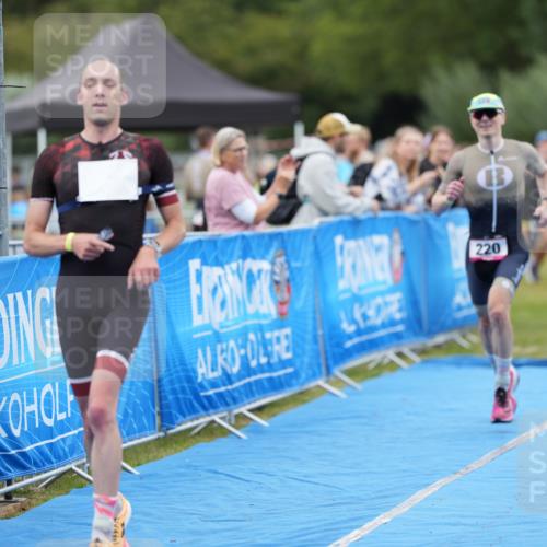 30.08.2026 - Elbe Triathlon Hamburg LAZAROV Photography http://msf.ph/oto/10026757 30.08.2026 10:13:41 Ziel 220, 227 meine-sportfotos.de