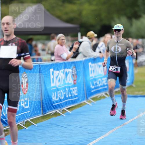 30.08.2026 - Elbe Triathlon Hamburg LAZAROV Photography http://msf.ph/oto/10026758 30.08.2026 10:13:41 Ziel 220, 227 meine-sportfotos.de