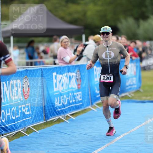 30.08.2026 - Elbe Triathlon Hamburg LAZAROV Photography http://msf.ph/oto/10026759 30.08.2026 10:13:42 Ziel 220, 227 meine-sportfotos.de